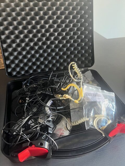 1 mallette comprenant plusieurs câbles de liaison pour Talkie-Walkie