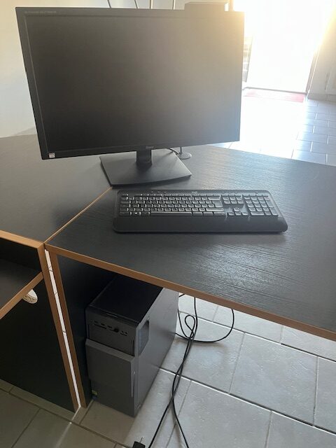 1 ordinateur comprenant une tour ASUS, un écran iiyama et un clavier Logi