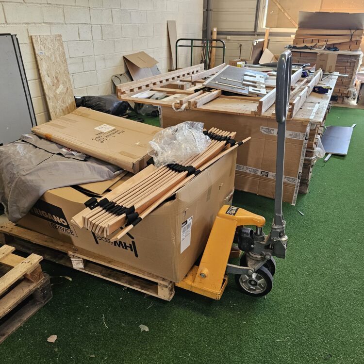 Un transpalette Hand Pallet Truck 2T année 2004