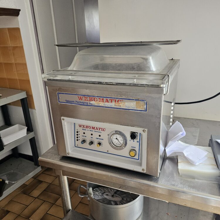 Une machine à mise sous vide WEBOMATIC E 10H 220V