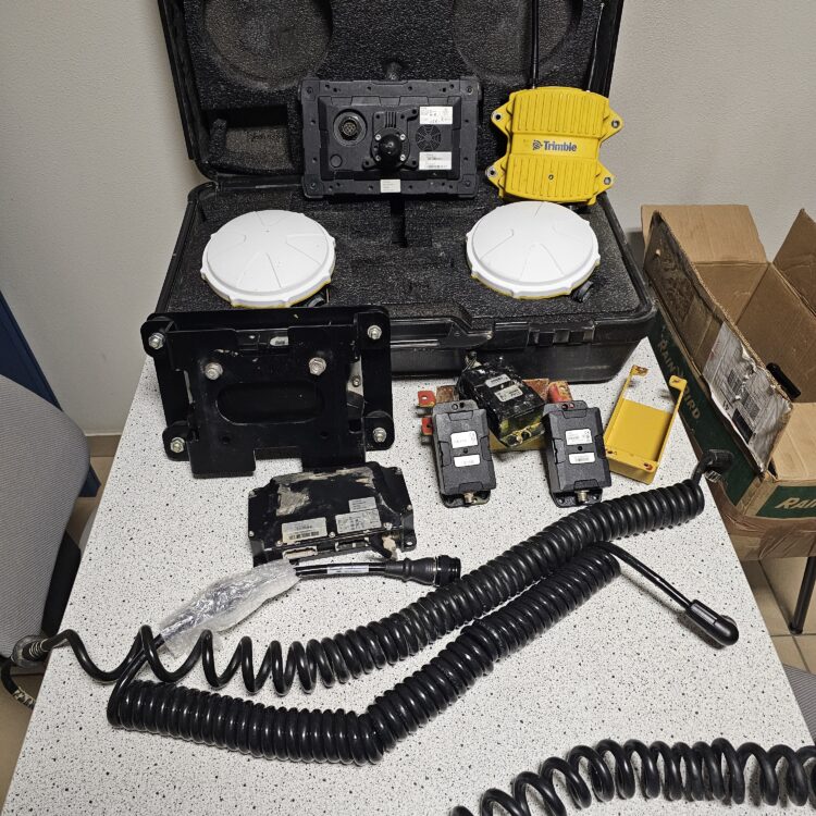 Système de guidage d’engin pour Pelle, Bulldozer, Niveleuse comprenant une tablette TD520-W TRIMBLE, 3 capteurs de pente, modem+ antenne et câblage boîté mémoire EC520W, radio, deux coupoles dans mallette