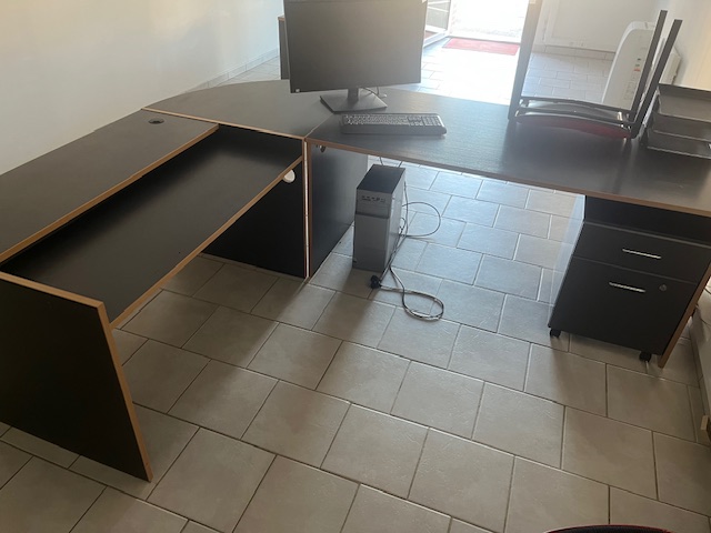 1 grand bureau d'angle bois