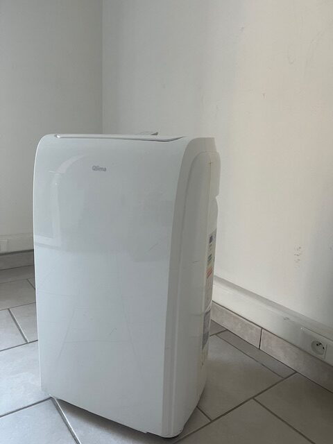 1 clim mobile de marque Qlima (Sans le tuyau d'évacuation)